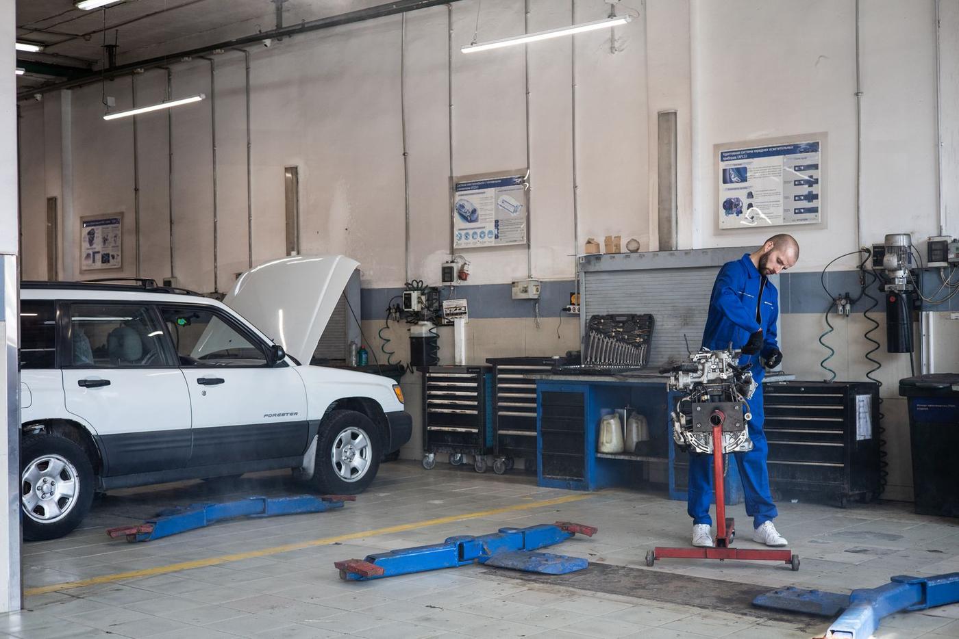 Mecànic treballant al motor d’un vehicle en un taller
