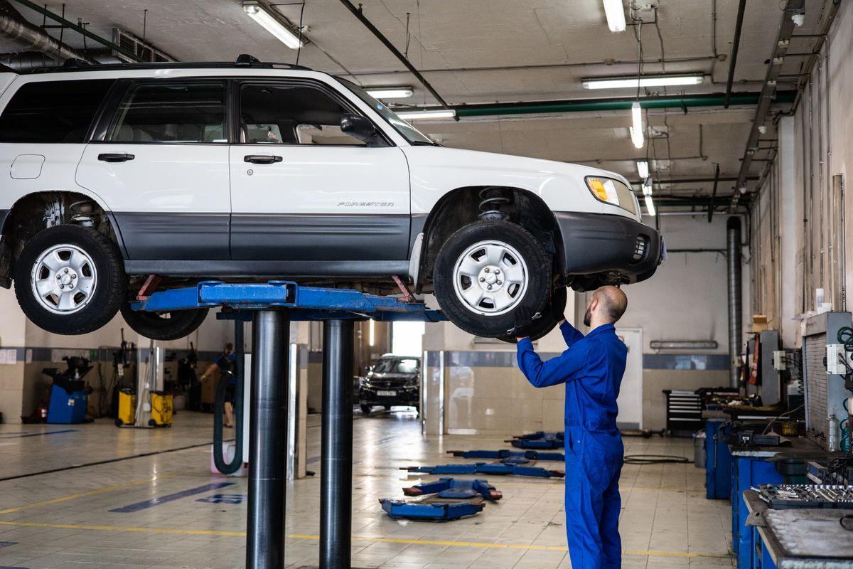Treball de mecànica i eines en un taller d’automoció