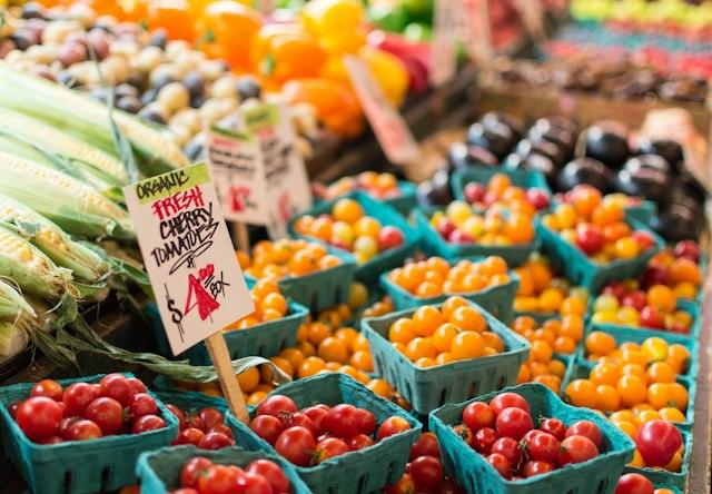 Tomàquets en caixes en una parada de mercat