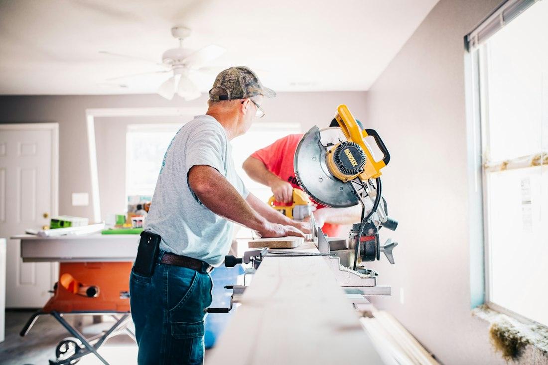 Dos professionals treballant dins d’un habitatge