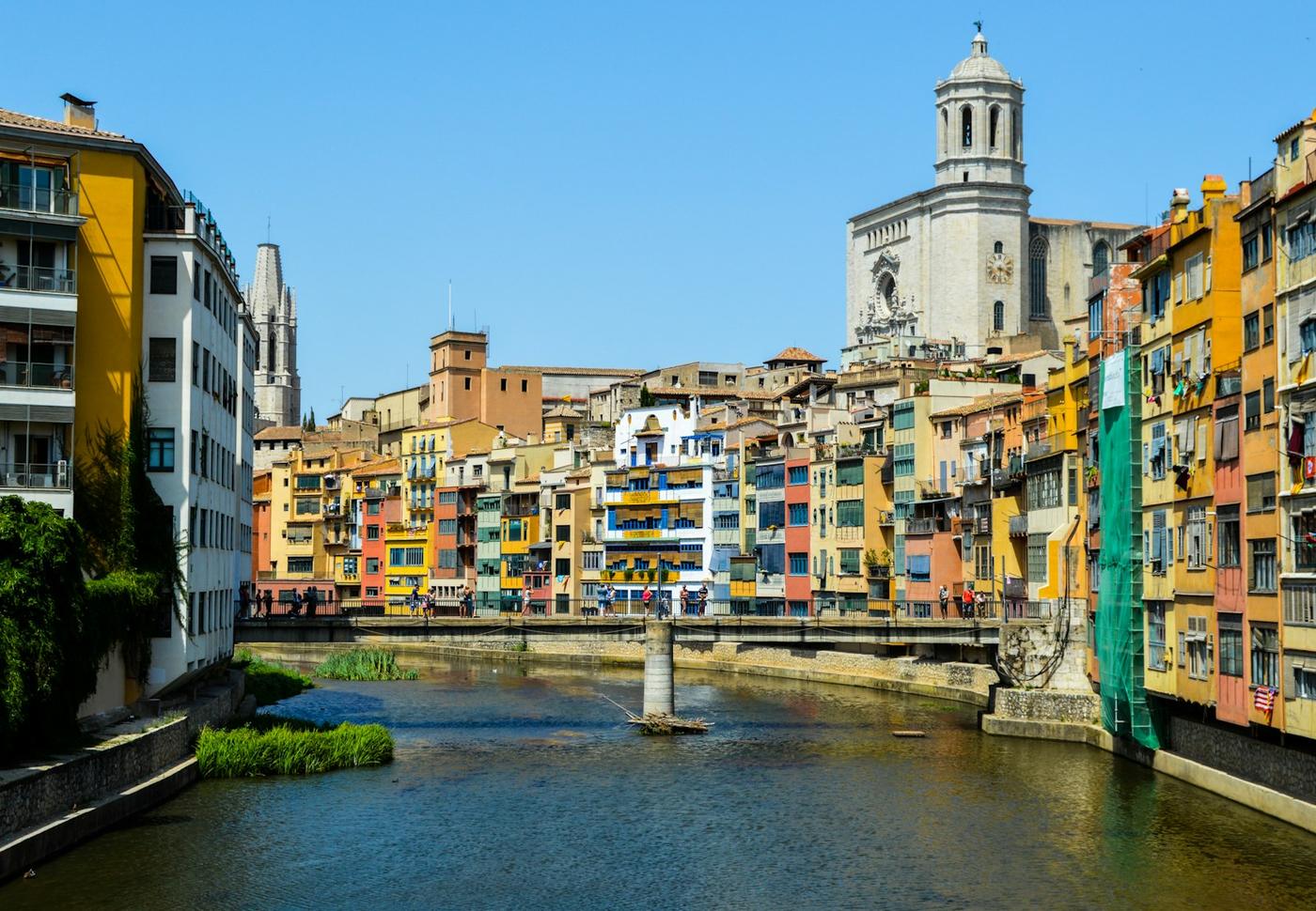Cases de colors sobre el riu Onyar, a Girona