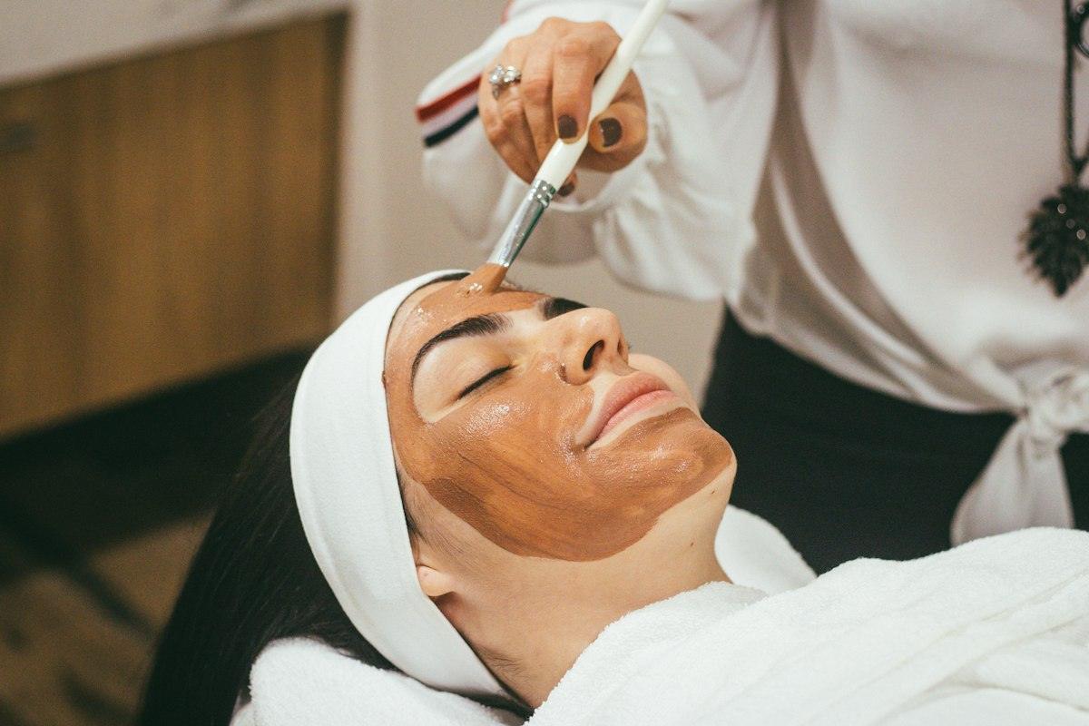 Dona rebent un tractament facial amb pinzell