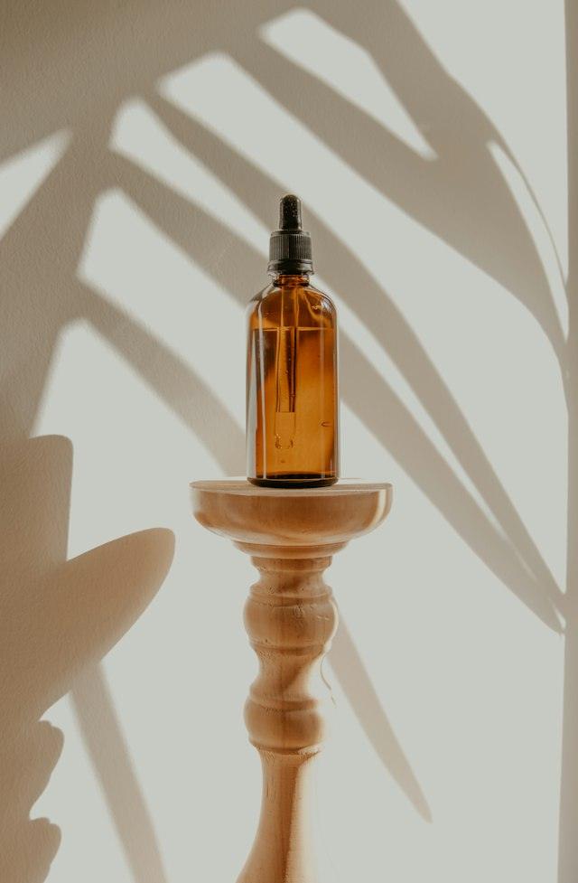 Flascó ambre de sèrum sobre una peanya