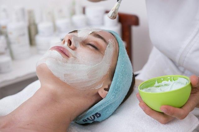 Dona estirada amb mascareta facial i diadema blava
