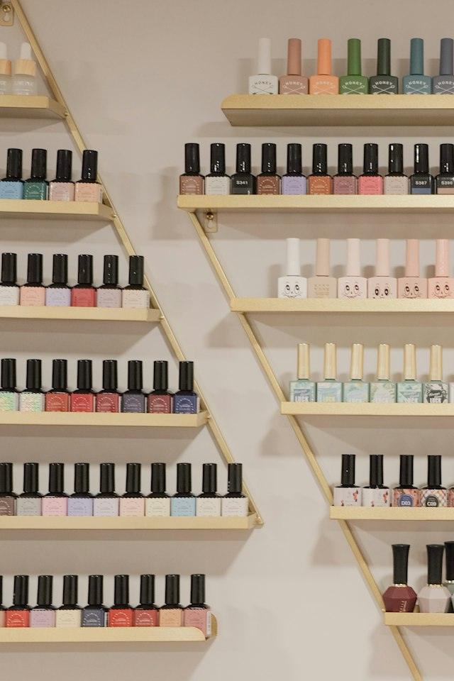 Prestatgeria amb esmalts d'ungles de colors
