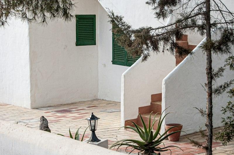 Casa blanca mediterrània amb escales exteriors