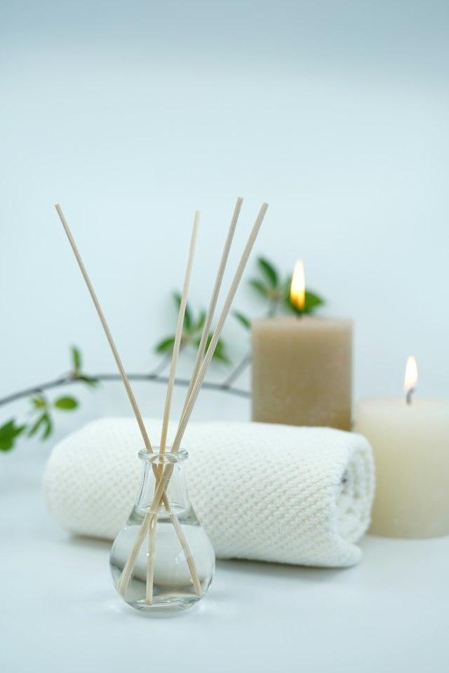 Difusor d'aromes amb pals i tovalloles blanques