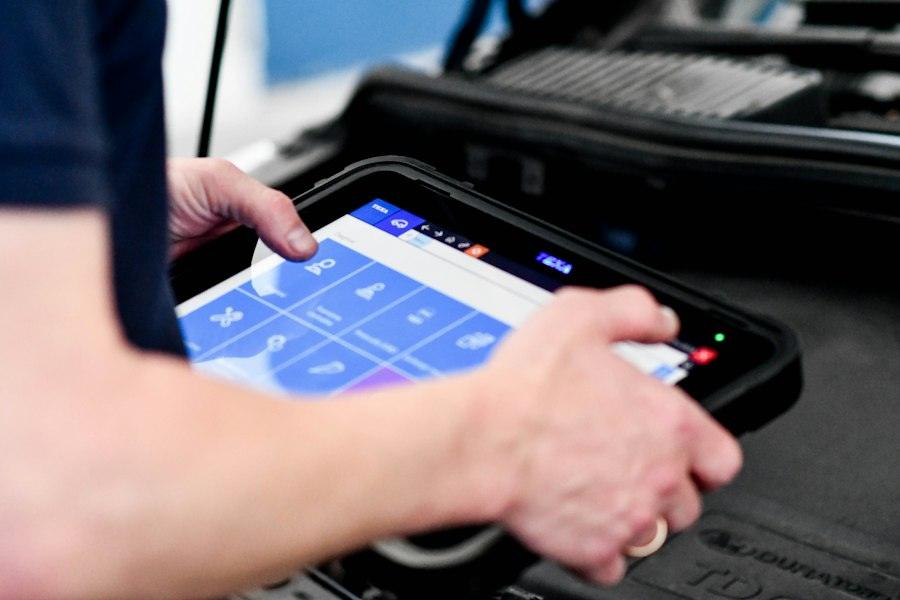 Diagnosi electrònica amb una tauleta connectada al vehicle