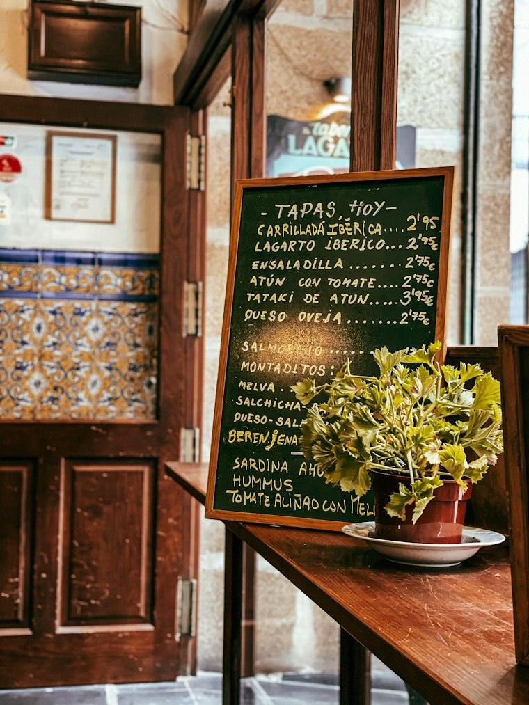 Pissarra amb el menú escrit a mà a l'entrada d'un local