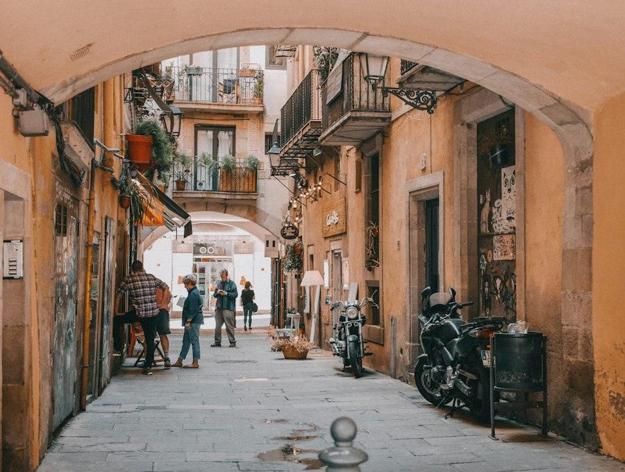 Carrer estret del barri vell amb gent passejant