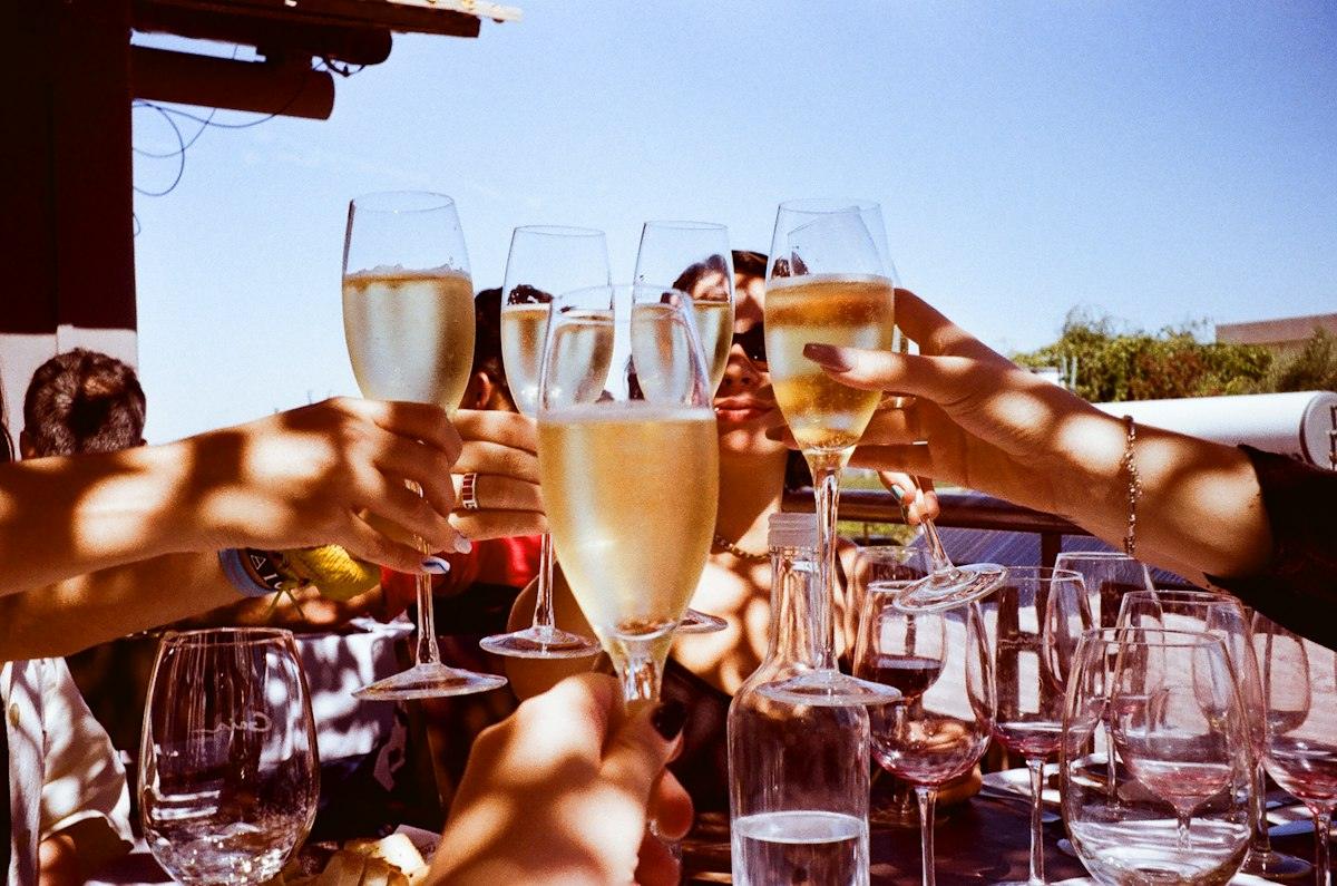 Brindis amb cava a l’aire lliure