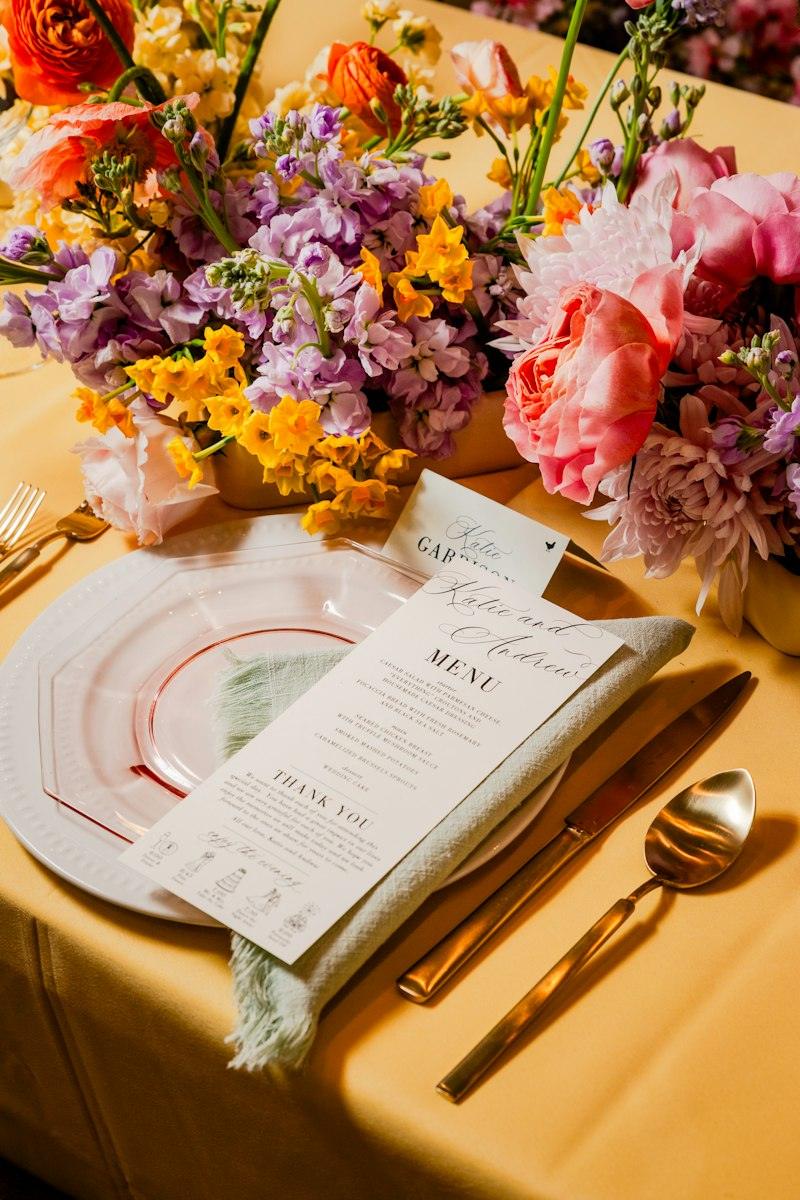 Menú imprès sobre un plat amb flors