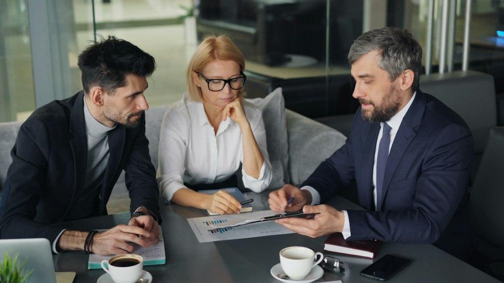 Equip de l’assessoria en una reunió