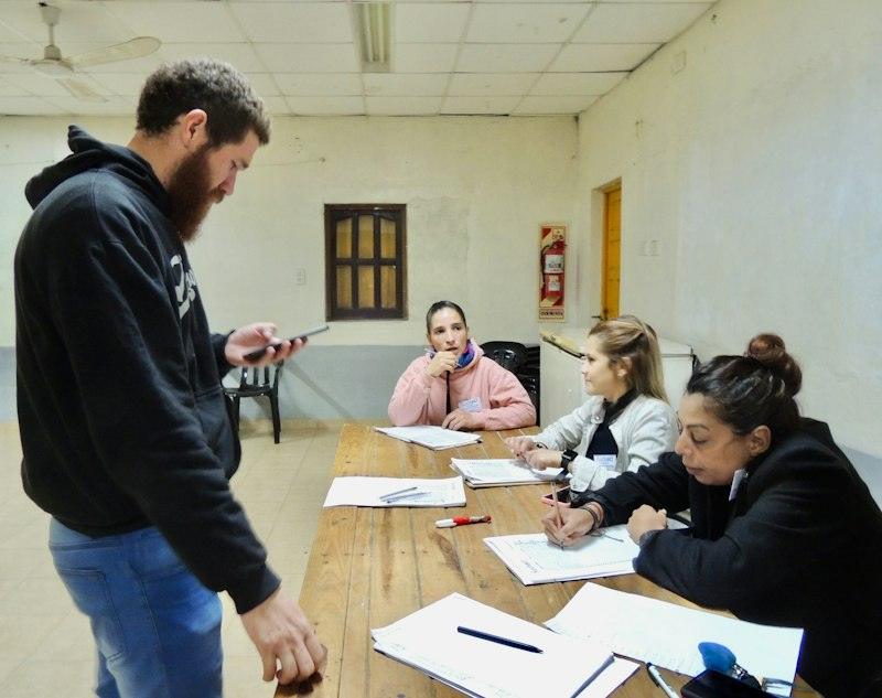 Grup reduït d’alumnes al voltant d’una taula