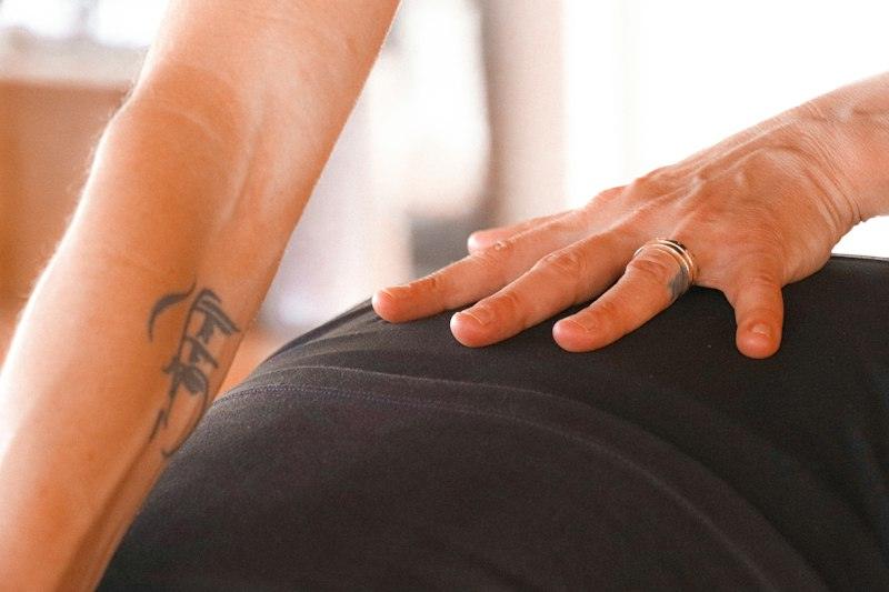 Mà d'un professional sobre la zona lumbar d'una persona