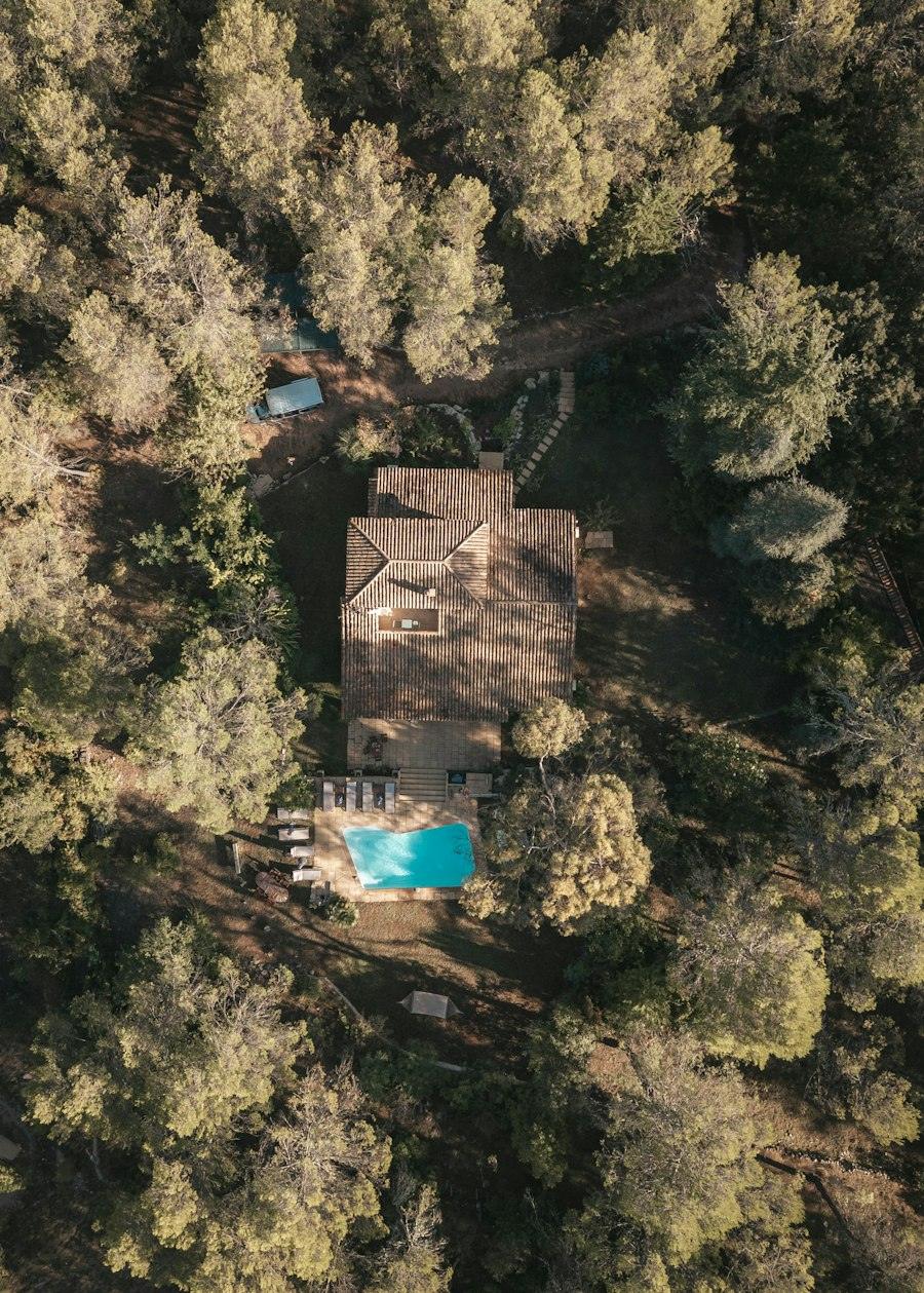 Vista aèria d'una casa entre pins amb piscina