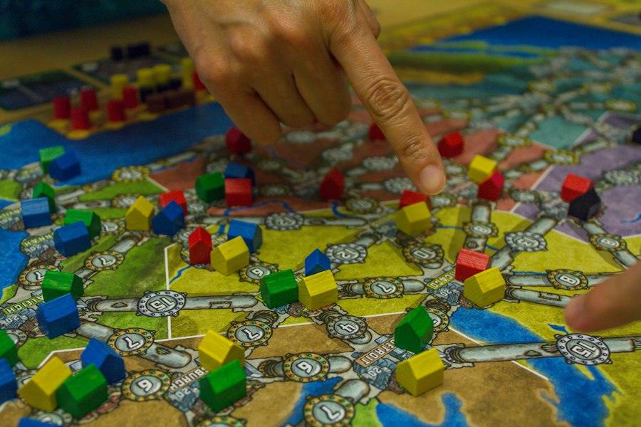 Mà movent fitxes sobre un tauler de joc