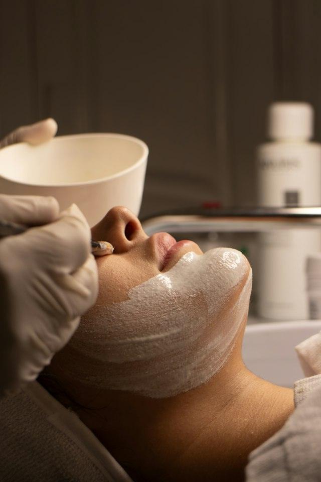 Primer pla d'un tractament facial amb mascareta