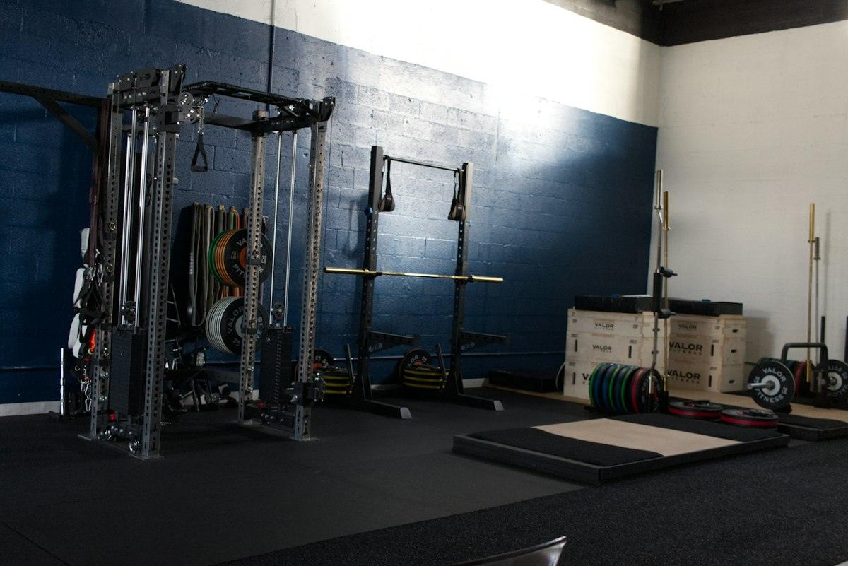 Sala d’entrenament amb bastidors i pesos