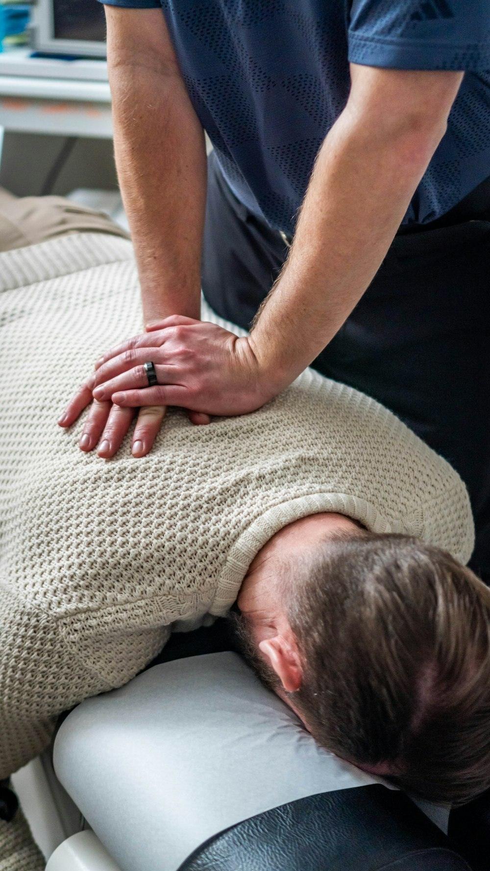 Mans d'un osteòpata sobre l'esquena d'una persona