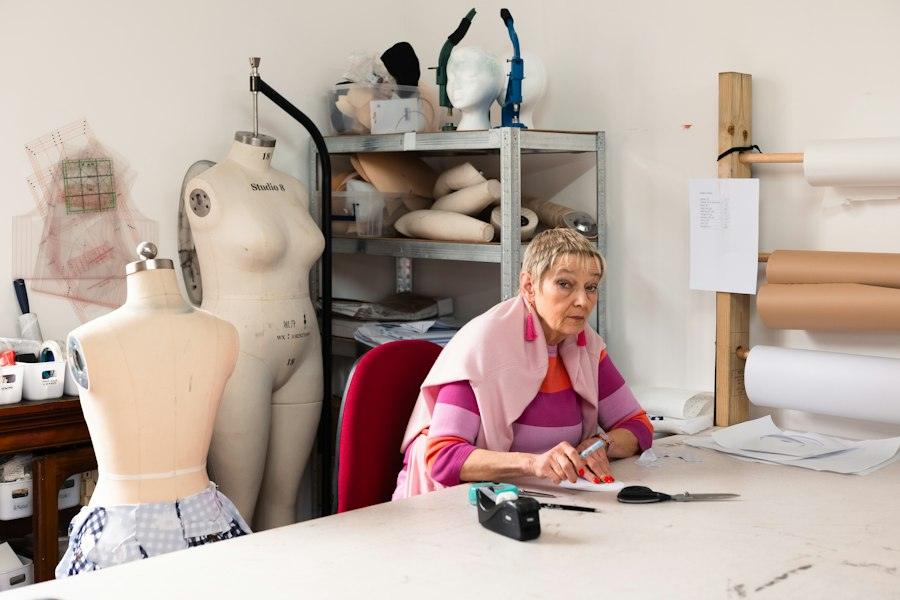 Taller de costura amb maniquins i una modista