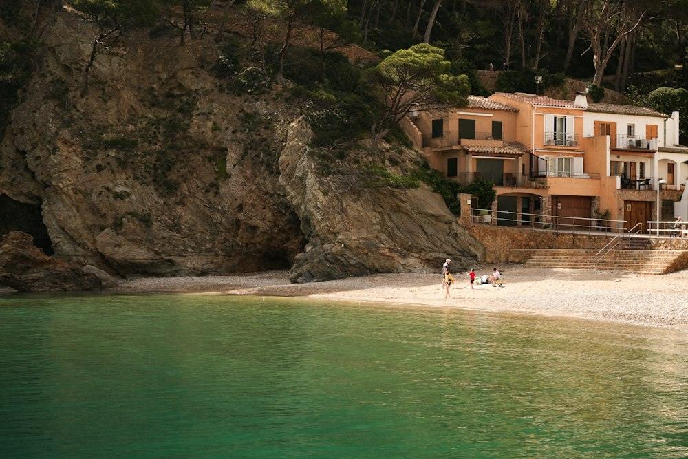 Cala petita amb cases sobre un penya-segat