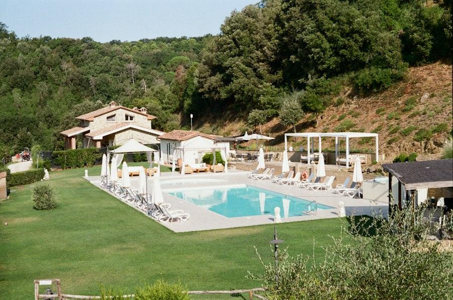 Casa de pedra amb piscina envoltada de turons verds